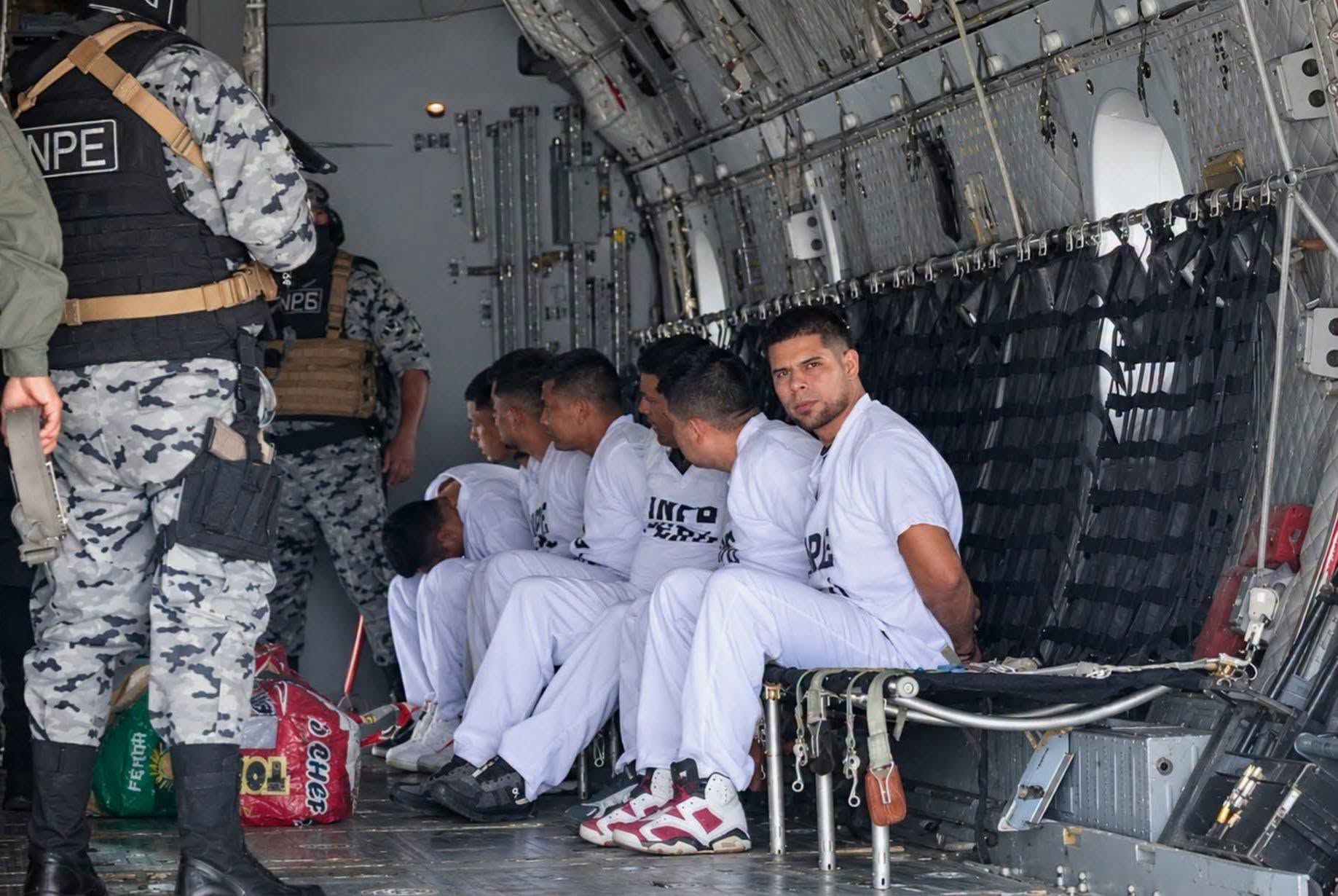 SIETE INTERNOS DE ALTA PELIGROSIDAD SON TRASLADADOS POR VÍA AÉREA A OTRO PENAL